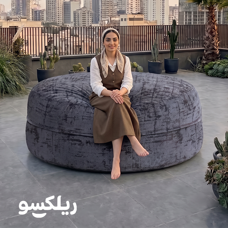 مبل شنی فوستو دونفره در حال استفاده - بین بگ مخملی خاکستری ریلکسو