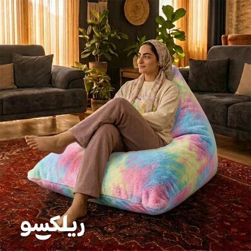 دختر جوان نشسته روی بین بگ مثلثی خزدار رنگین کمان ریلکسو