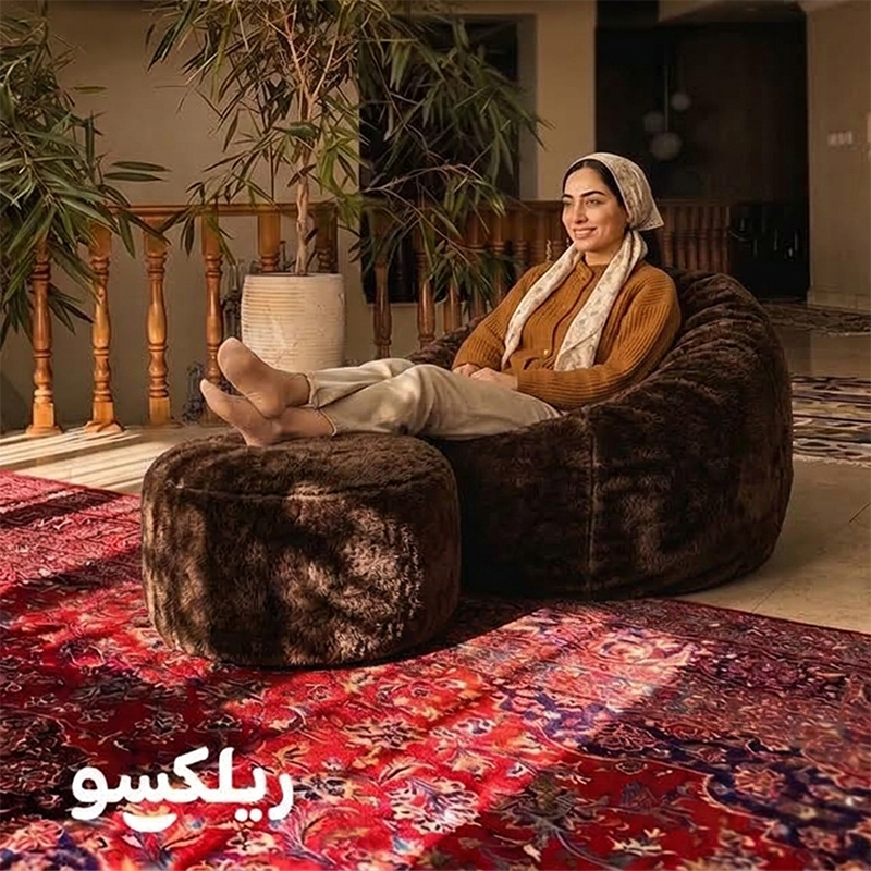 بین بگ خزدار تک نفره مدل گلد ریلکسو در حال استفاده برای استراحت